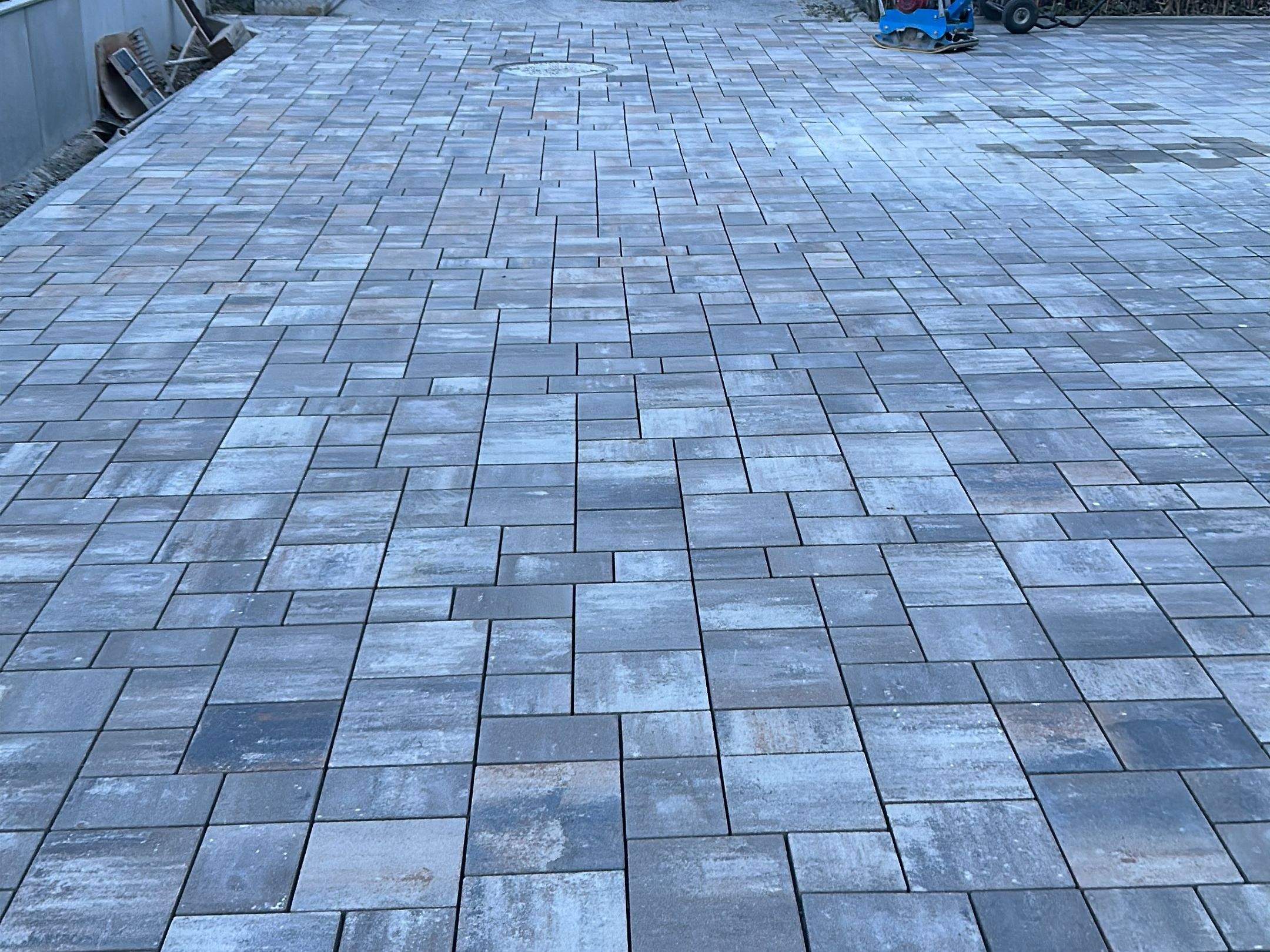 Gepflasterte Einfahrt in Anthrazit-Grau nuanciert