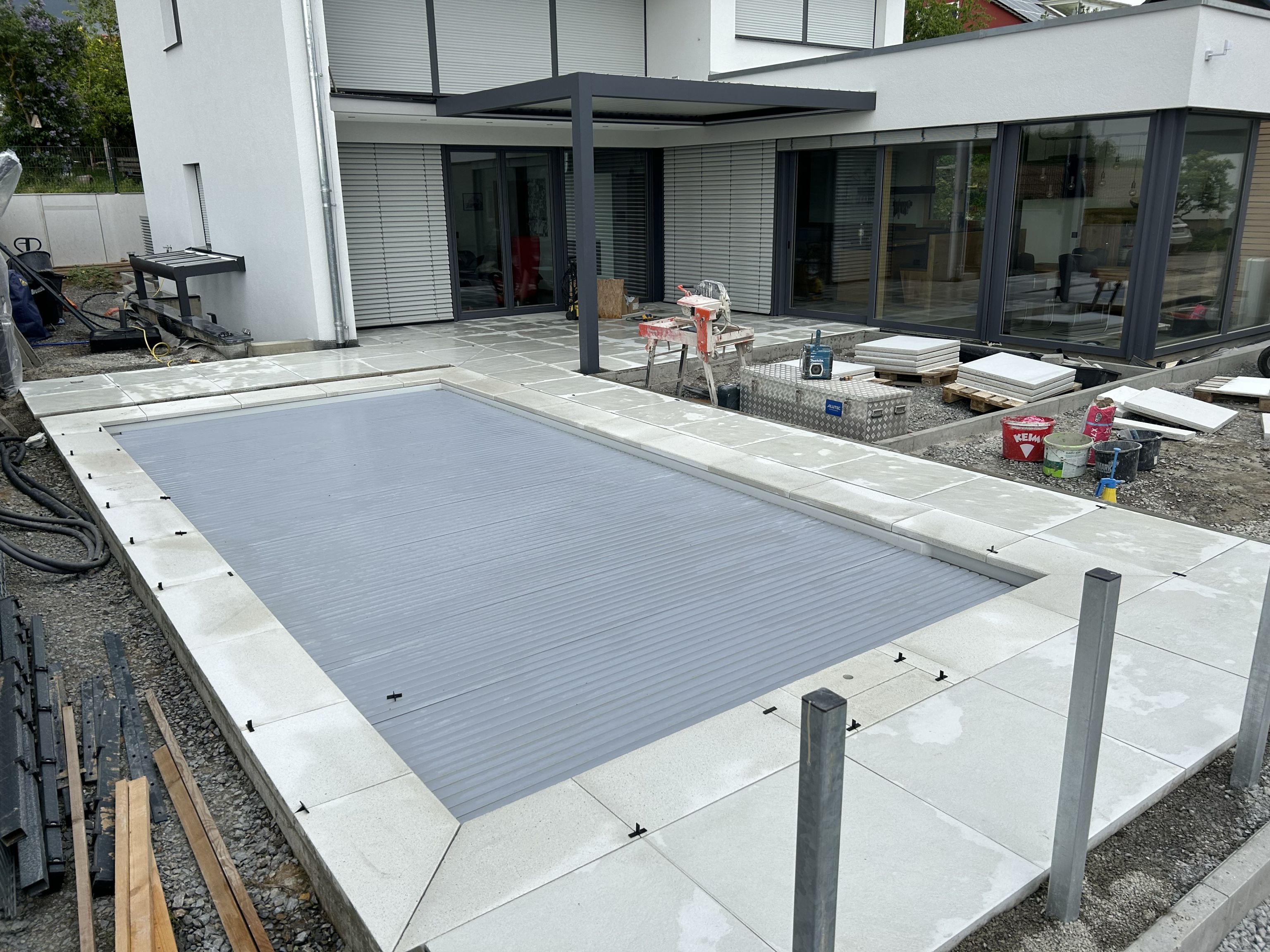 Poolumrandung mit großformatigen hellen Keramikplatten