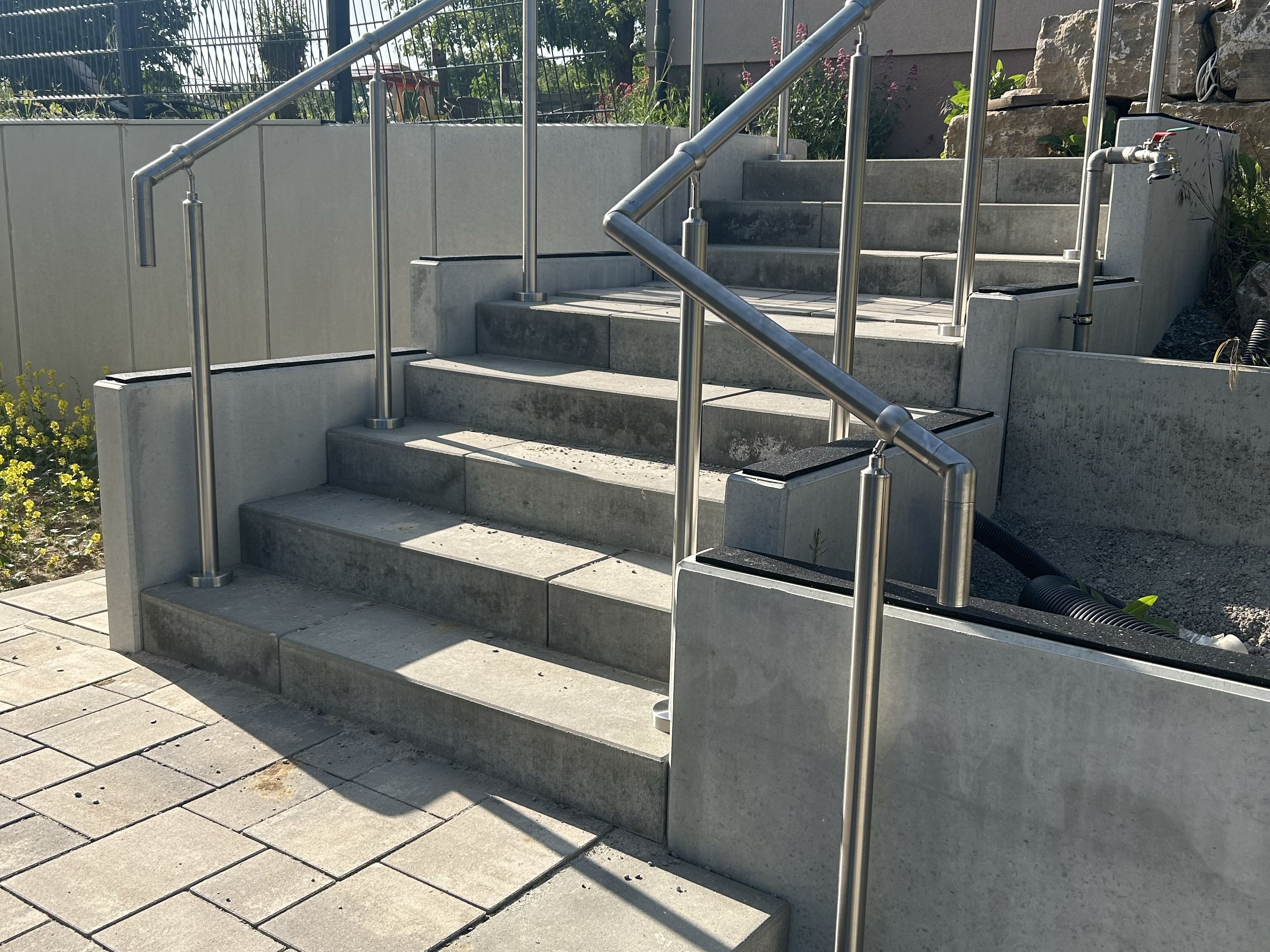 Außentreppe aus Beton mit Edelstahl-Handlauf