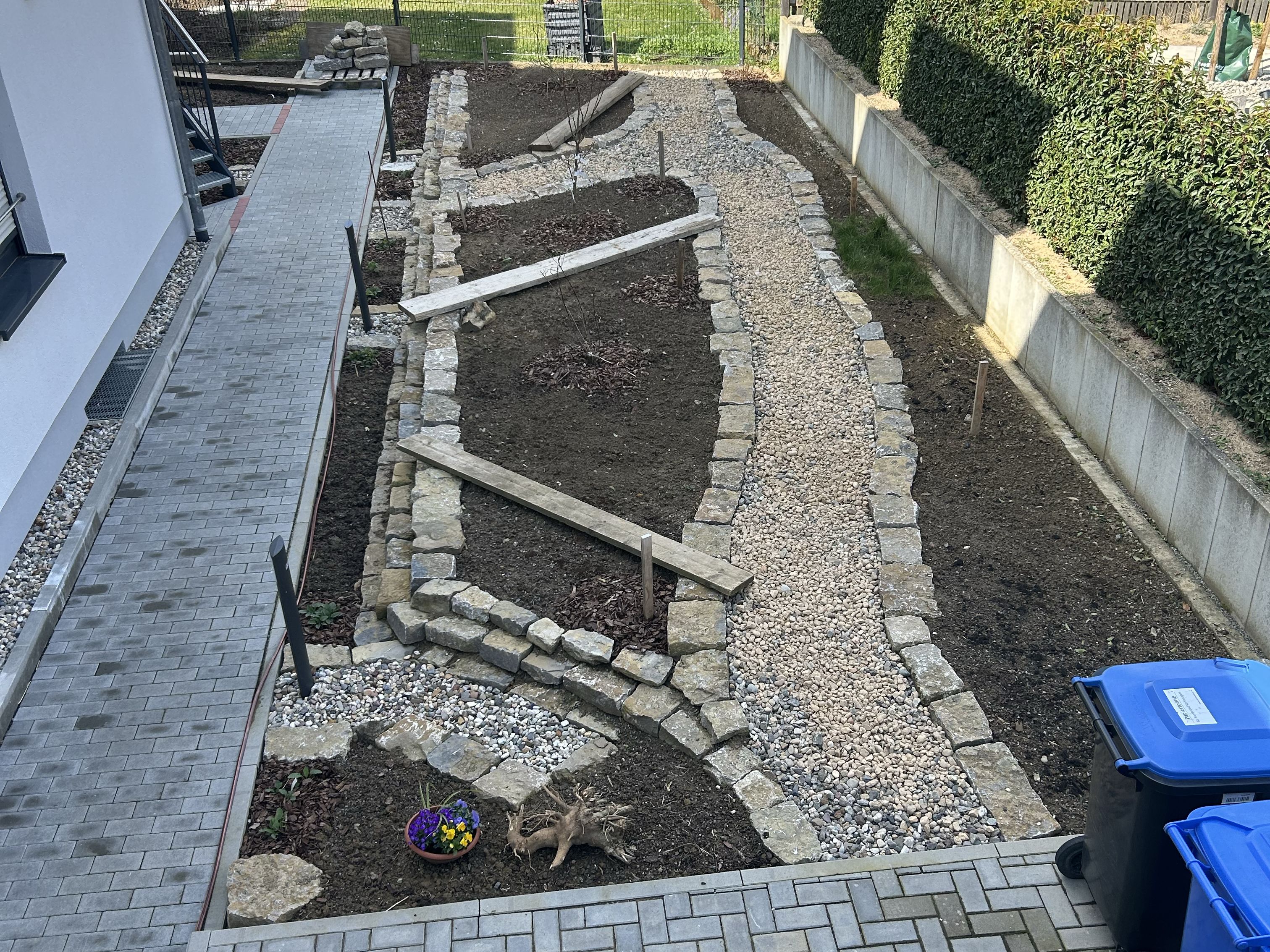 Gartenneugestaltung mit Wegen aus Naturstein und Schotter