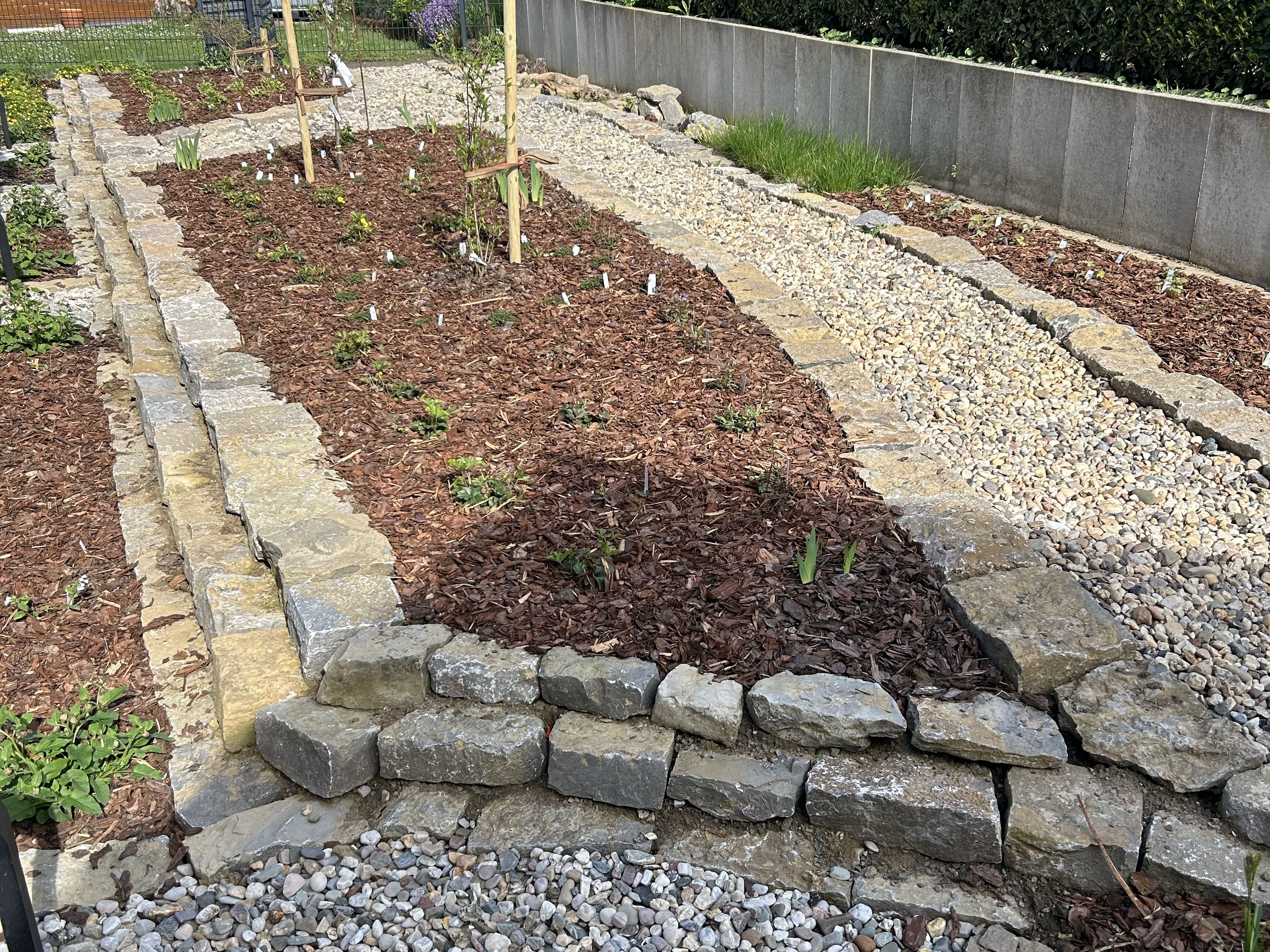 Terrassierte Gartenanlage mit Natursteinen