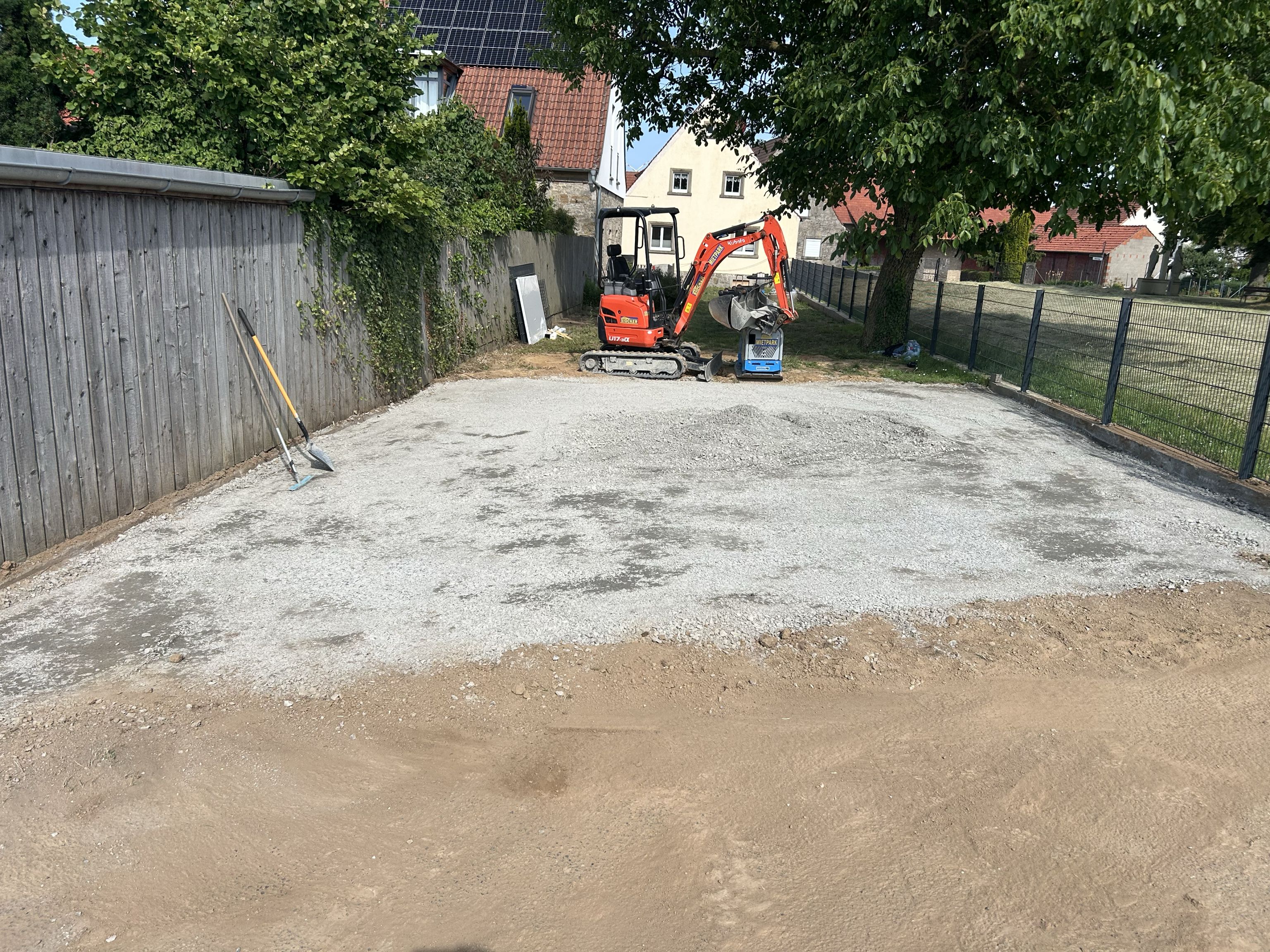 Flächenvorbereitung mit Minibagger