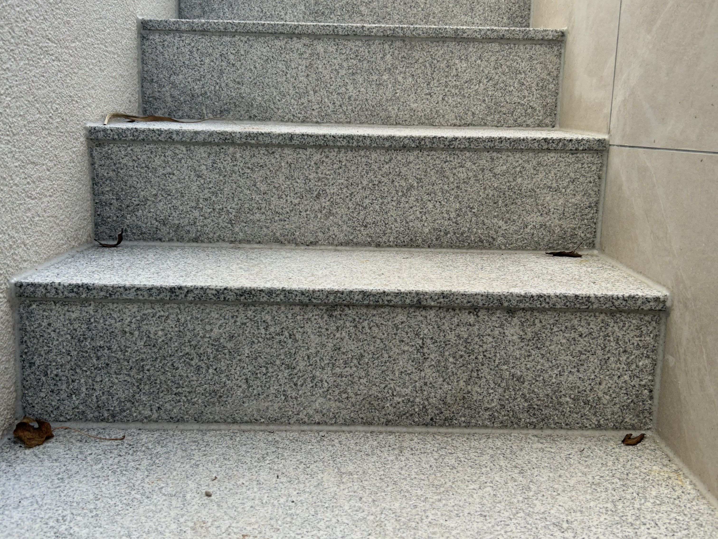 Treppenaufgang mit hochwertiger Granitverkleidung