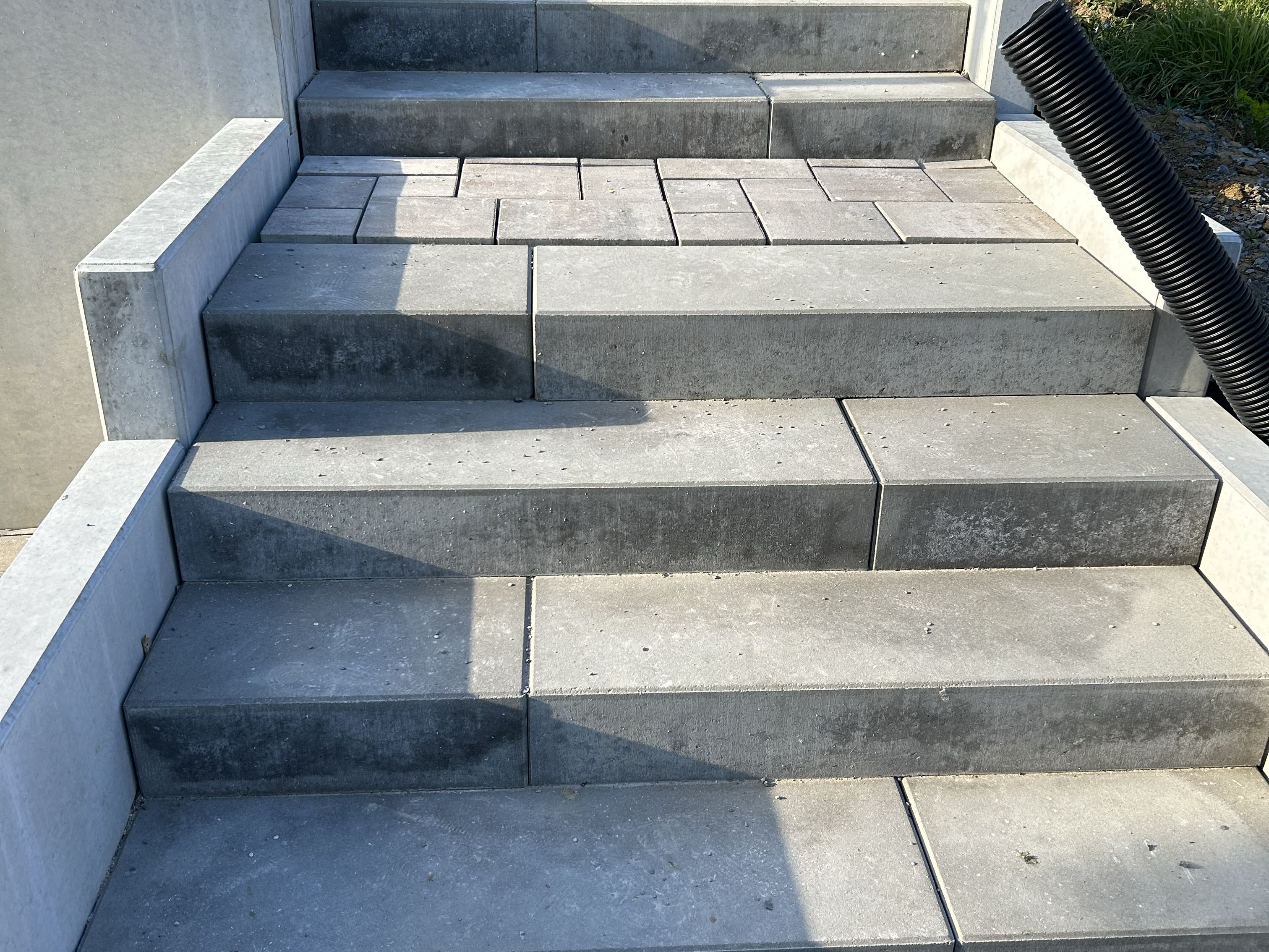 Bau einer Blockstufentreppe im Außenbereich