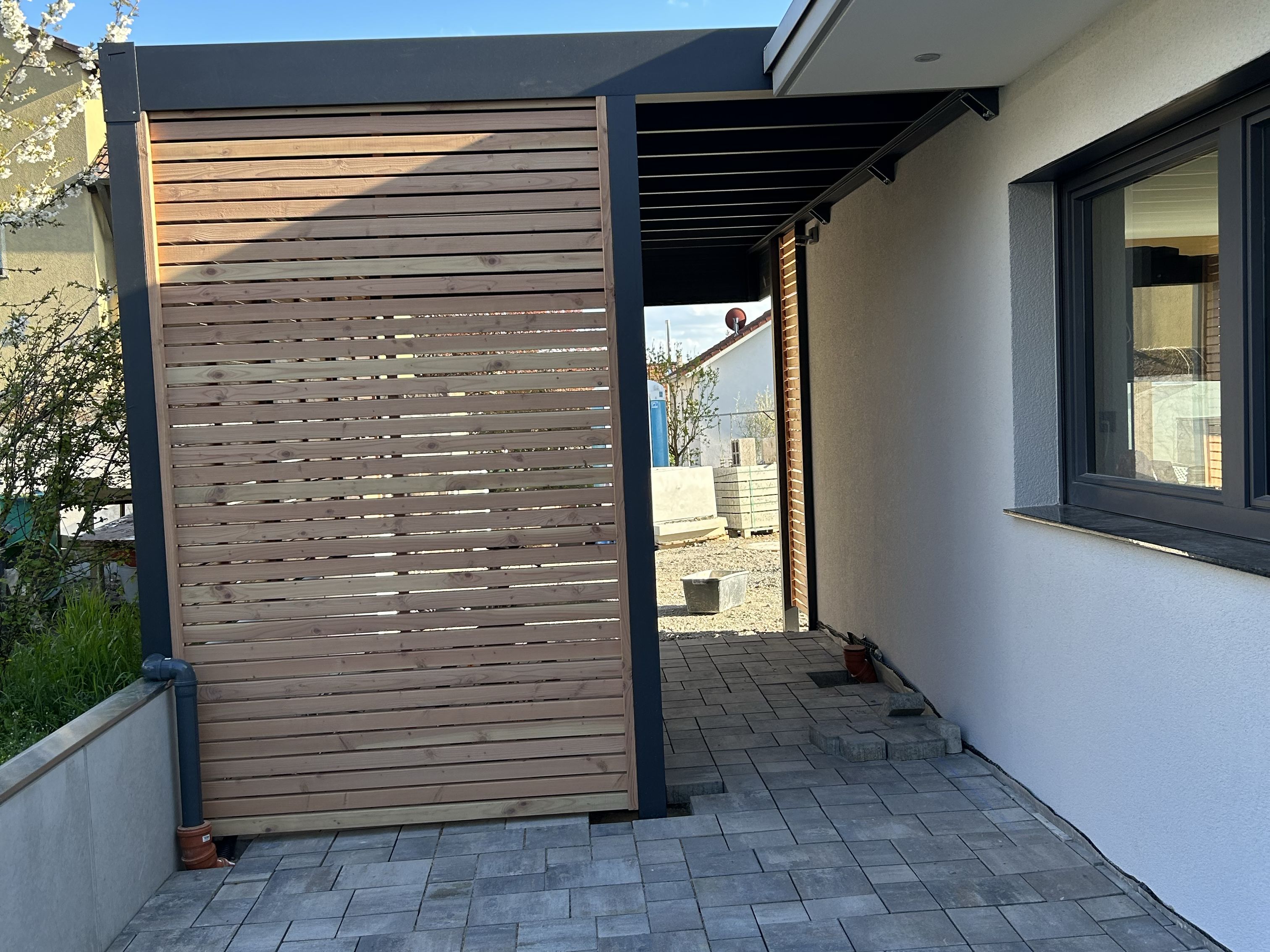 Moderne Carportlösungen mit Pflaster und Überdachung