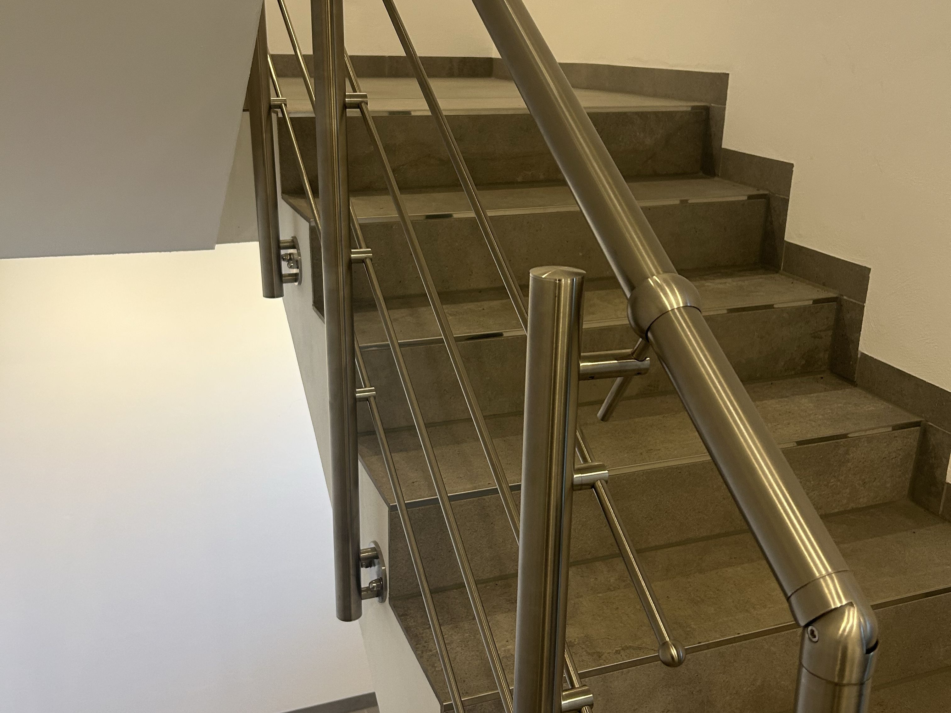 Mehrläufiges Edelstahl-Treppengeländer im Innenbereich mit modernem Design