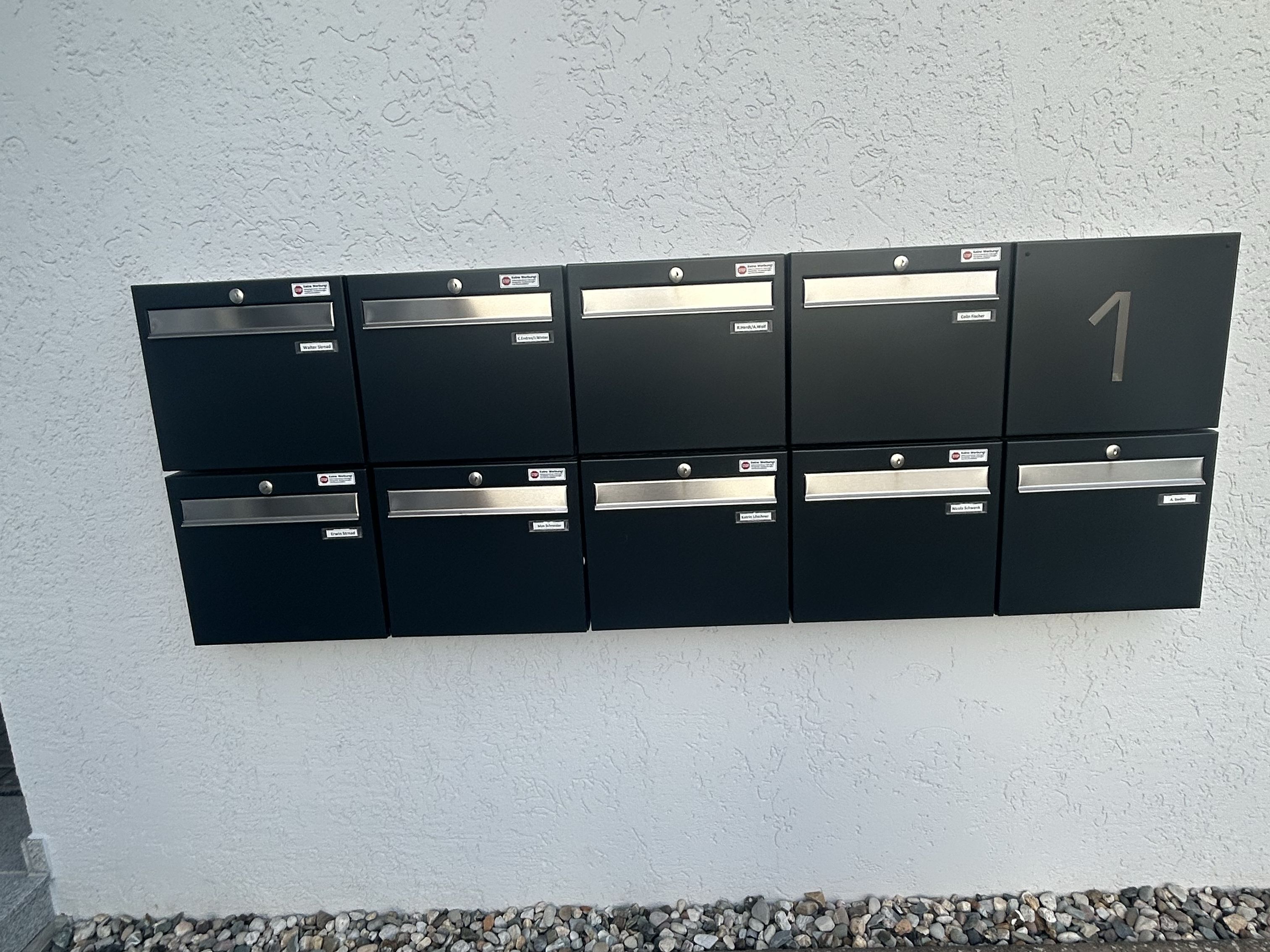 Moderne Briefkastenanlage aus anthrazitfarbenem Metall für Mehrfamilienhaus