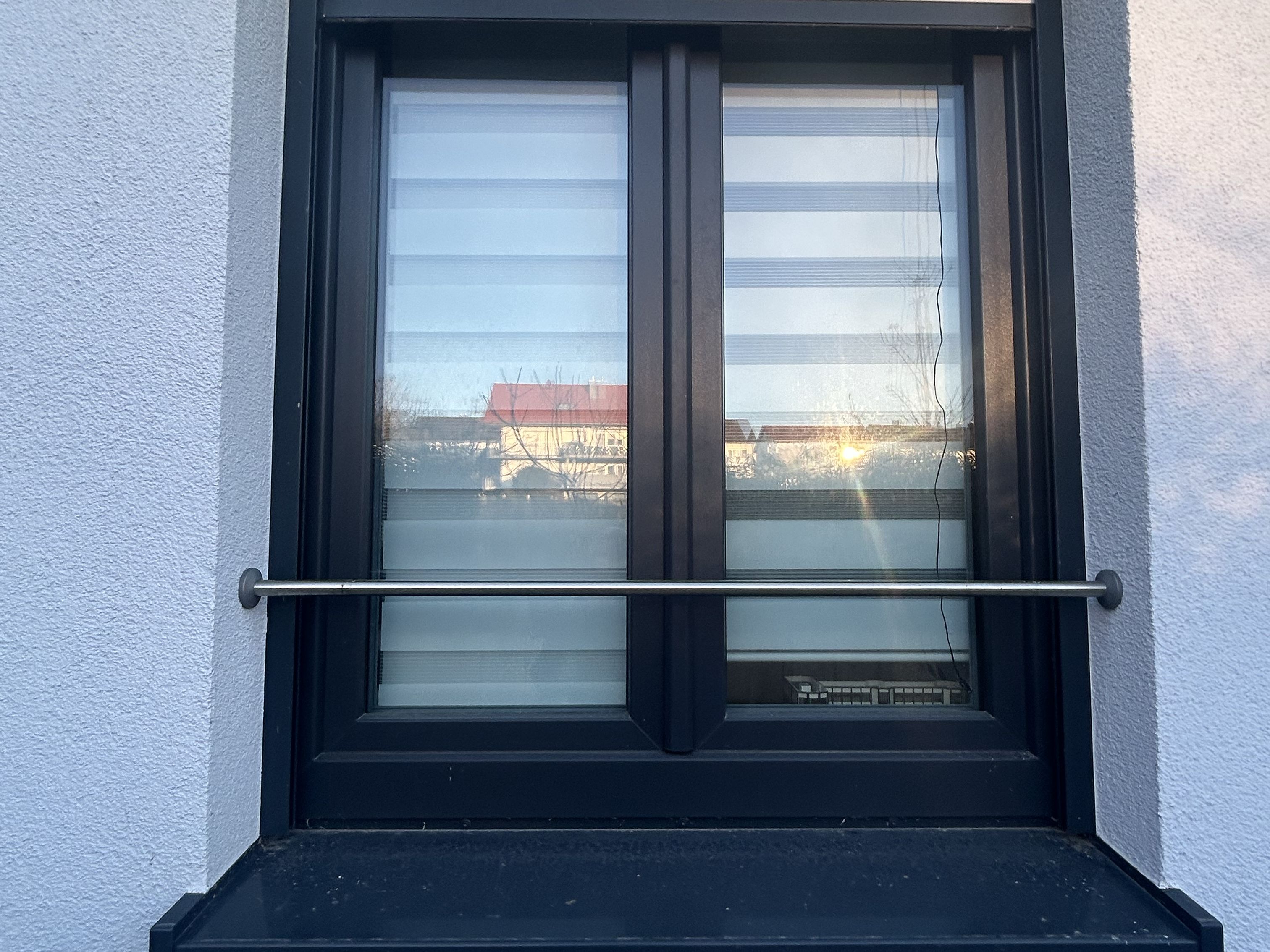 Horizontaler Absturzsicherung vor Fenster