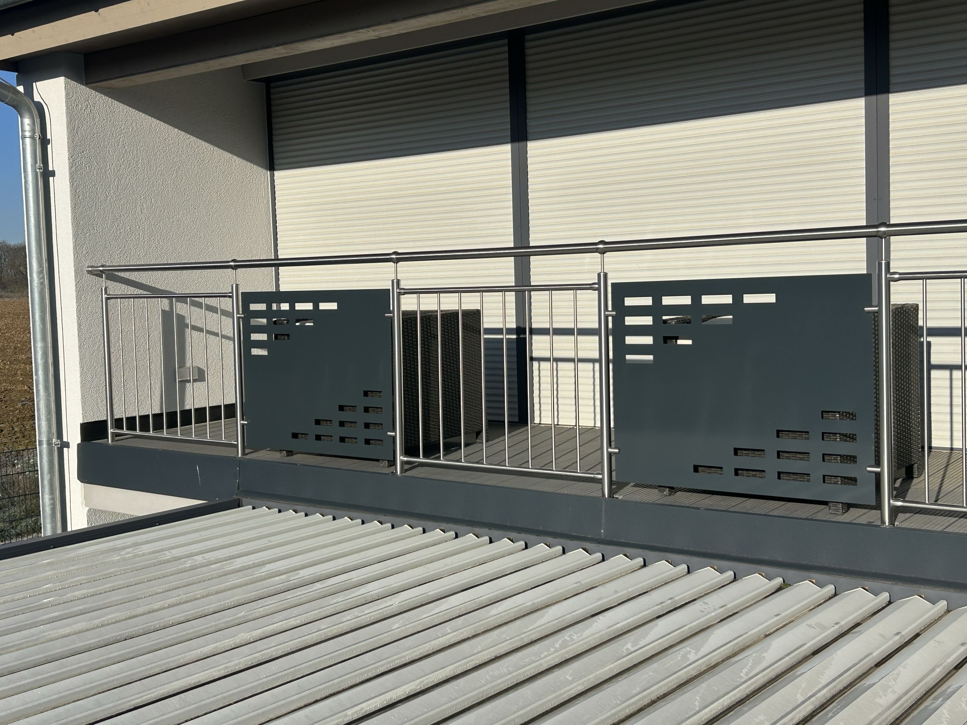 Balkongeländer aus Edelstahl und anthrazitfarbenem Blech mit modernem Design