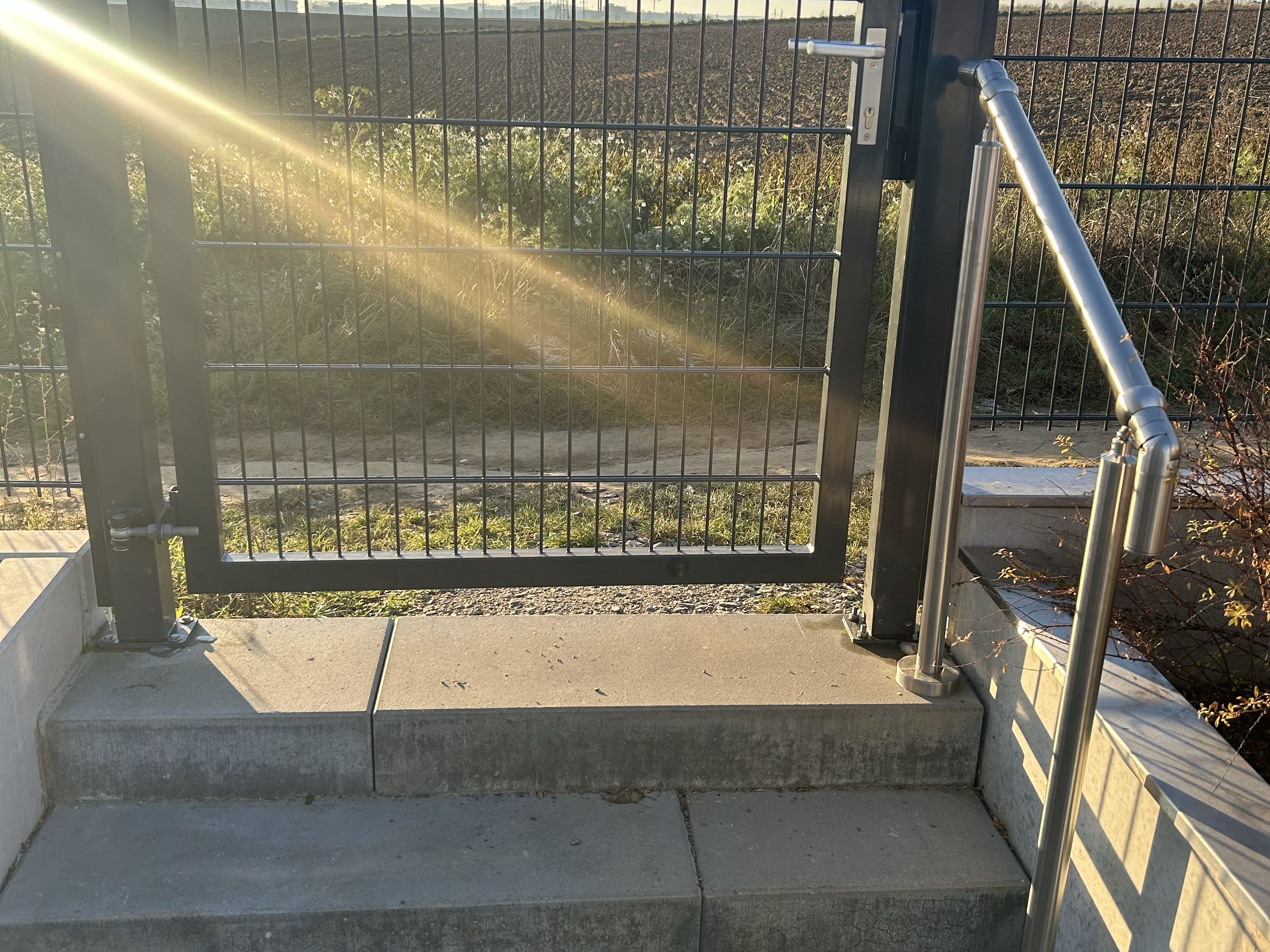 Verzinktes Gartentor mit Stabmattenfüllung und automatischem Türschließer