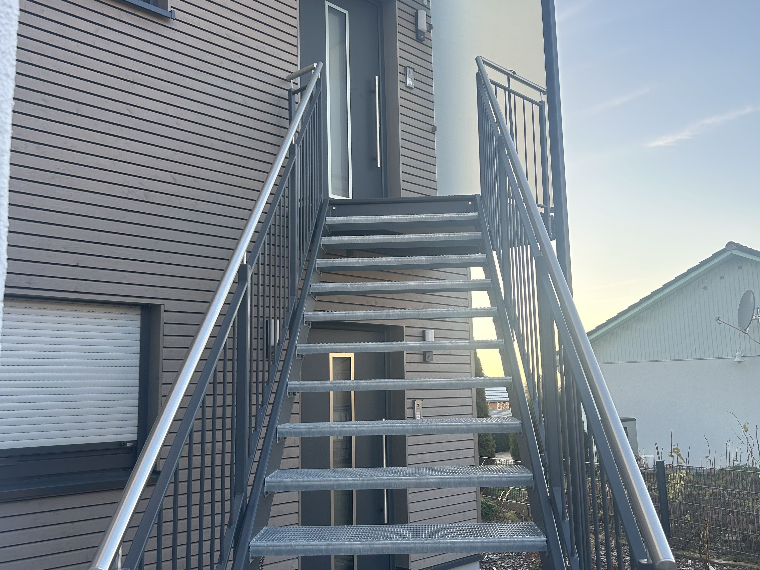 Außentreppe aus verzinktem Stahl mit Gitterrost-Stufen und Stabgeländer