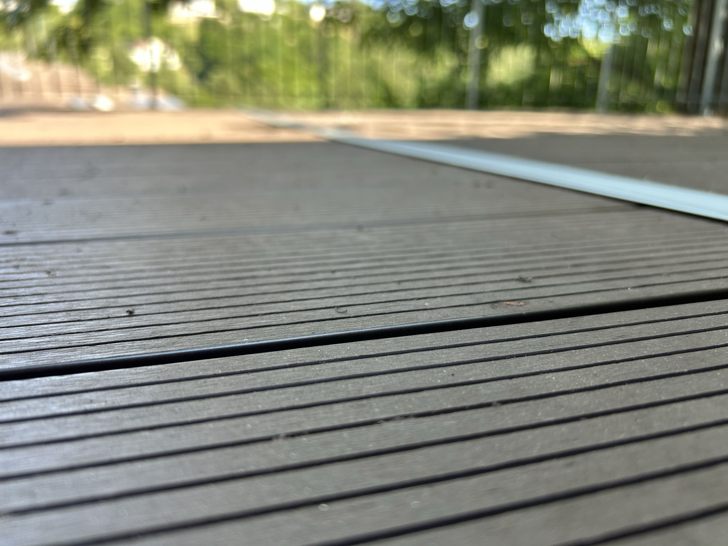 Detailaufnahme WPC-Terrassendielen mit Riffelung in Anthrazit