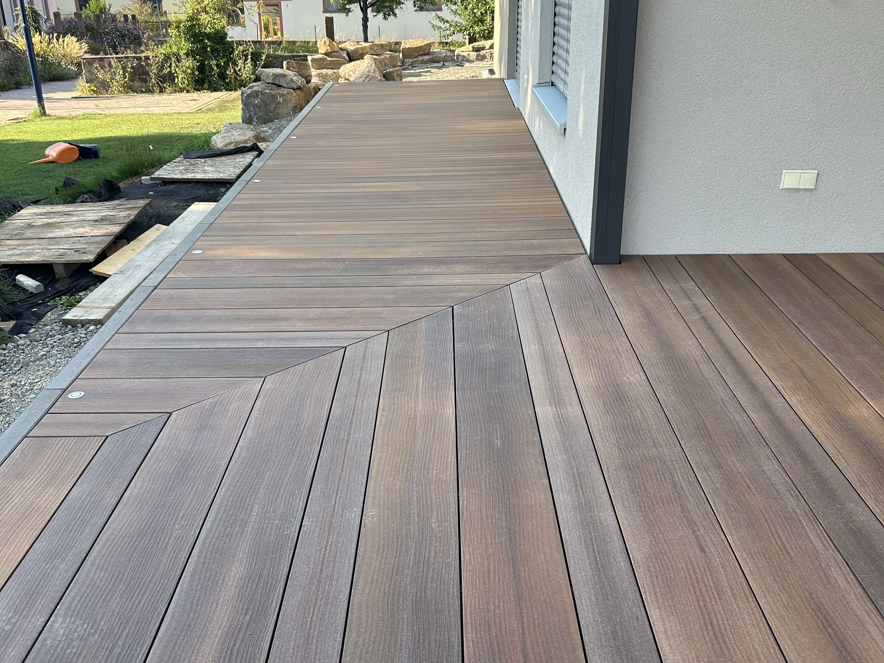 Holzoptik WPC-Terrasse mit elegantem Übergang zum Haus