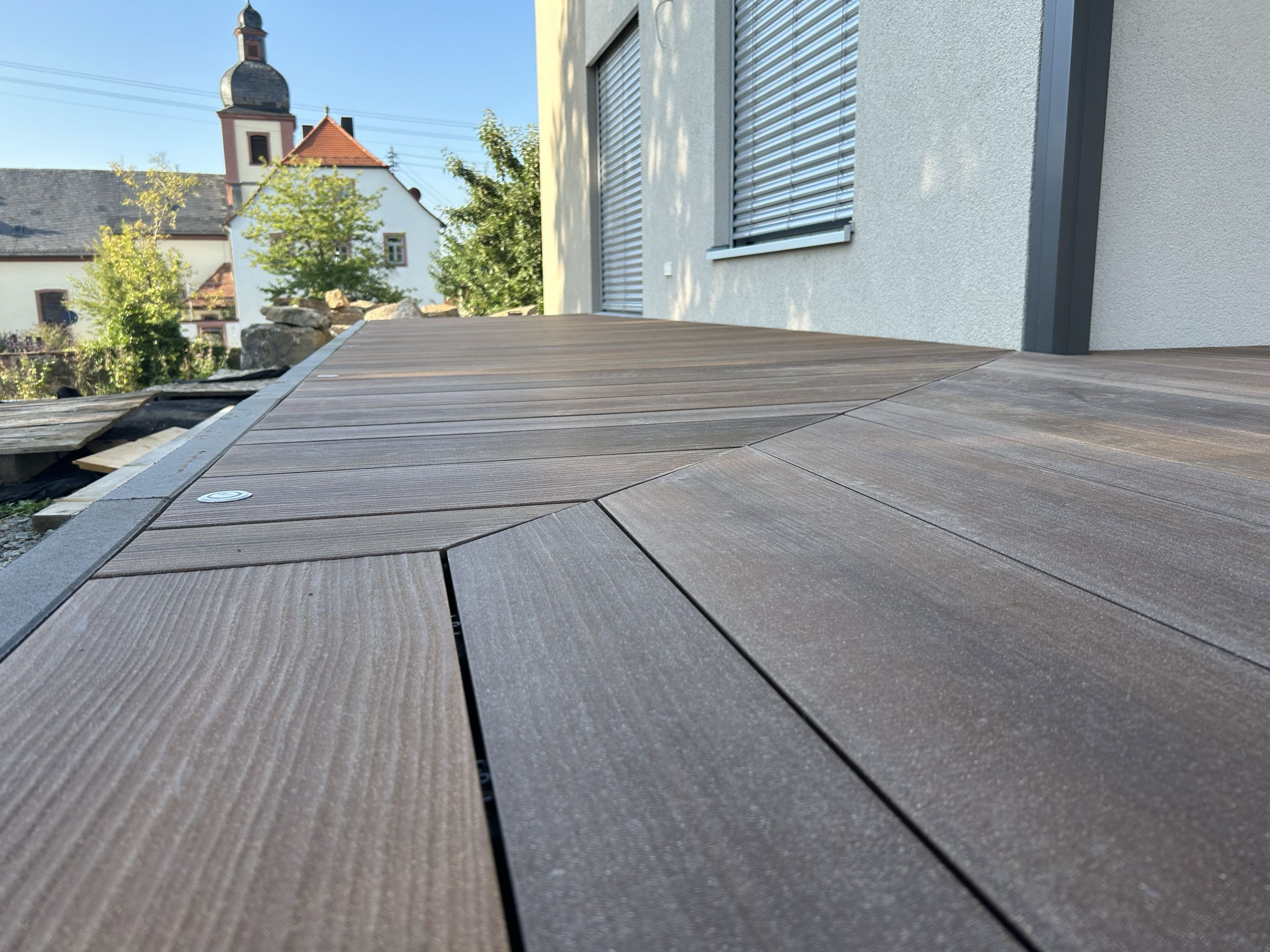 Detailansicht WPC-Terrasse mit präzisen Eckverbindungen in Holzoptik