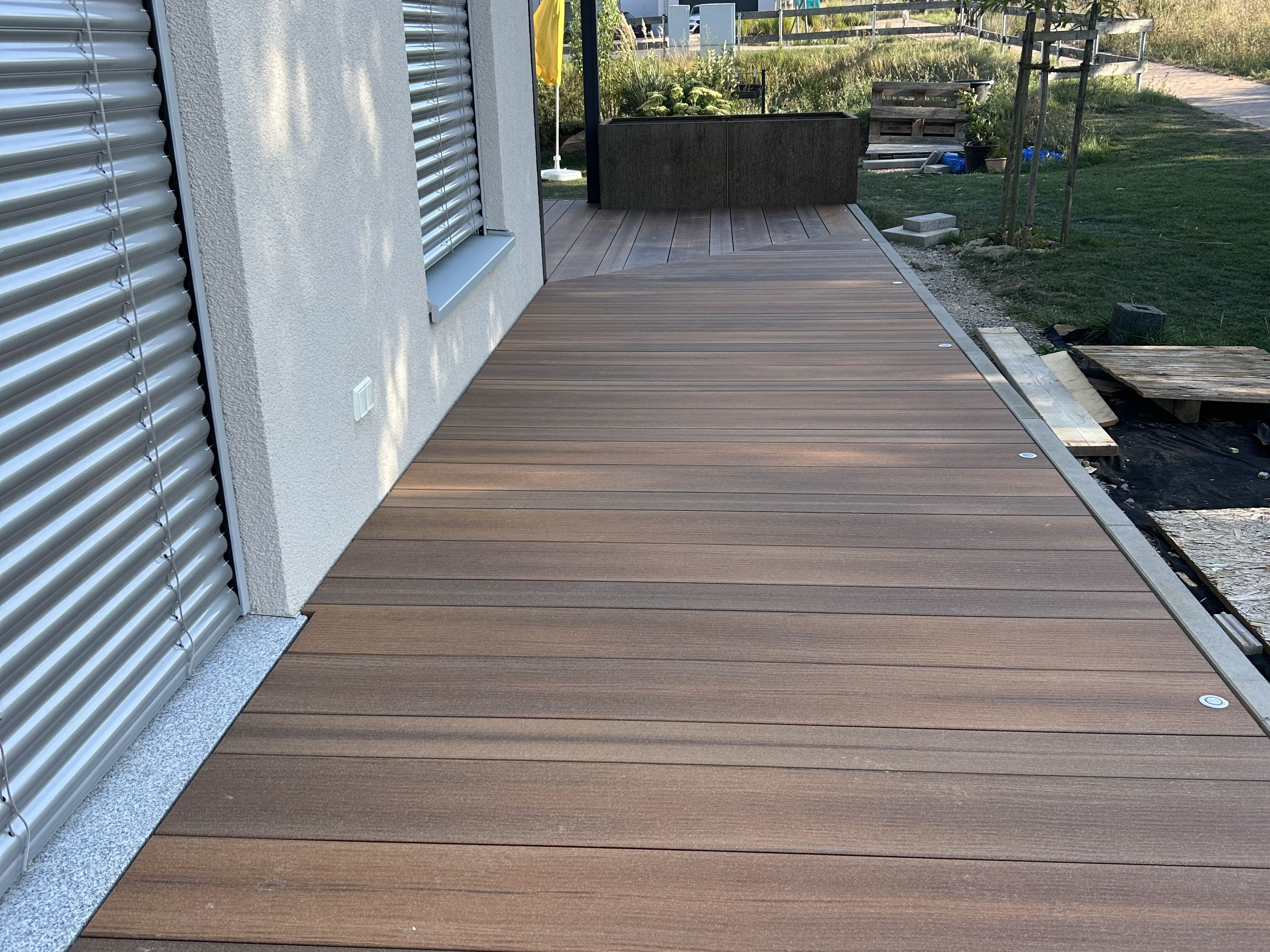 Lange WPC-Terrasse am Hauseingang mit durchgängiger Verlegung