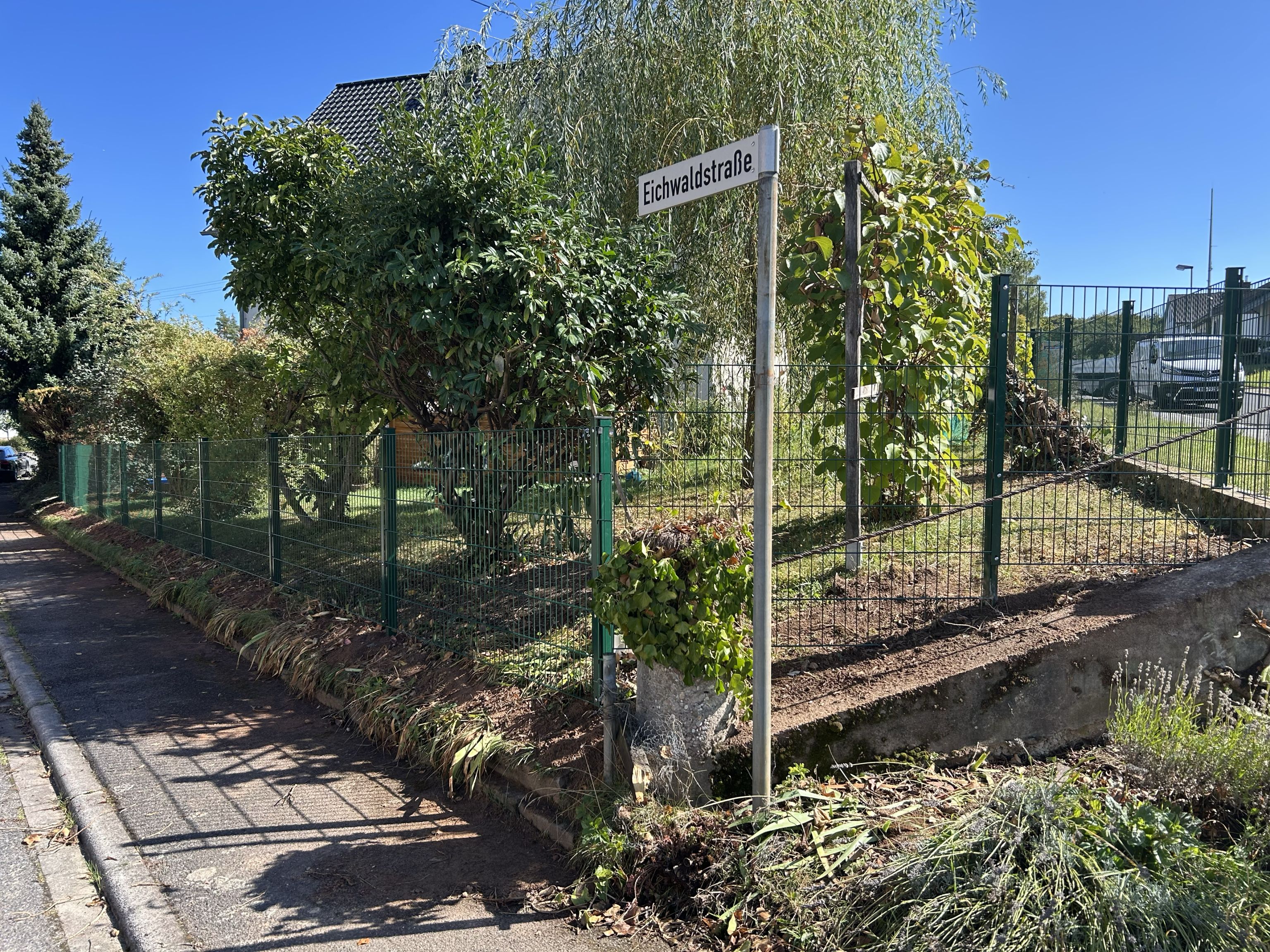 Grüner Stabmattenzaun an einer Grundstücksecke