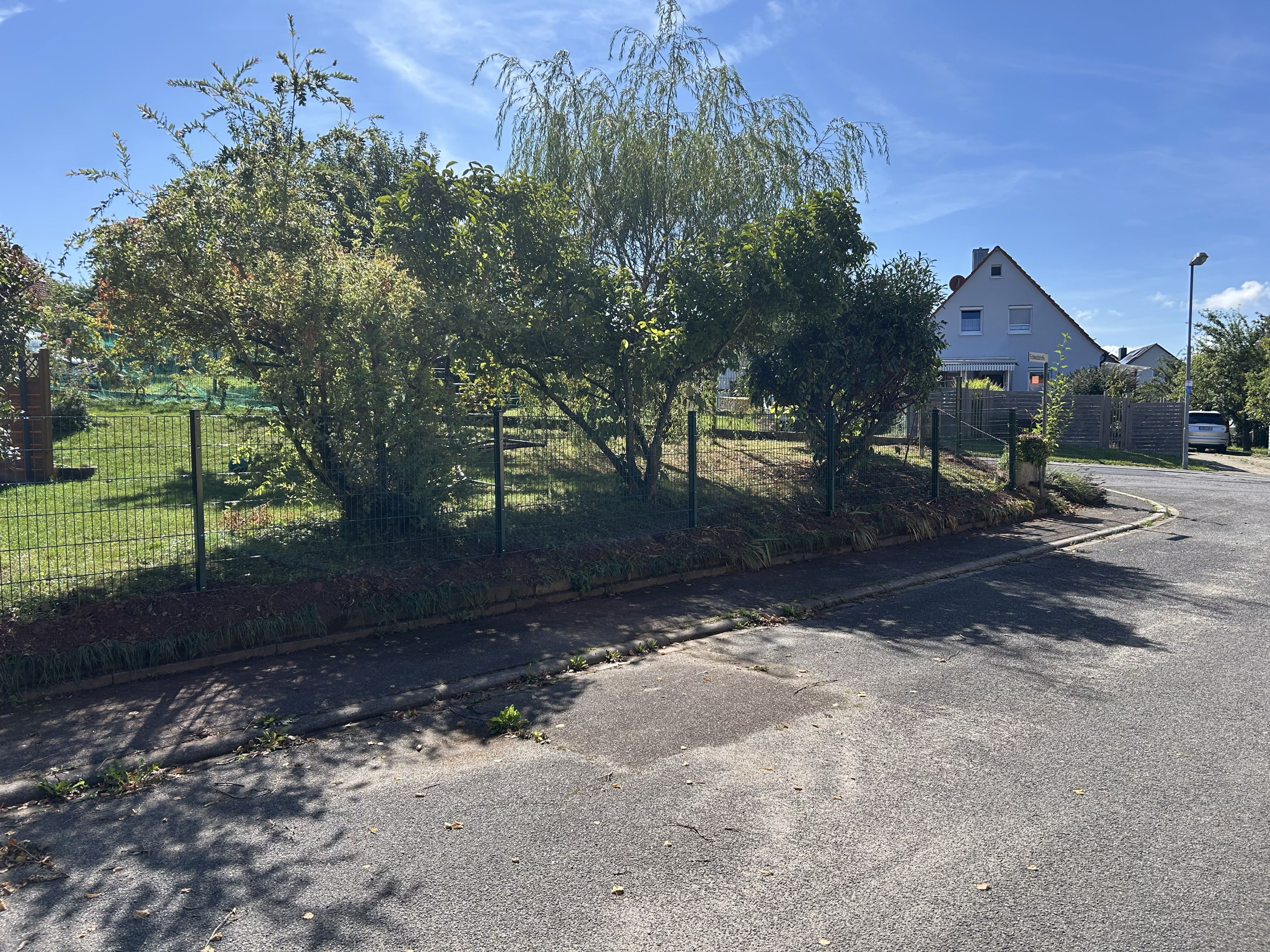 Zaunbau-Projekt mit grünem Gittermattenzaun