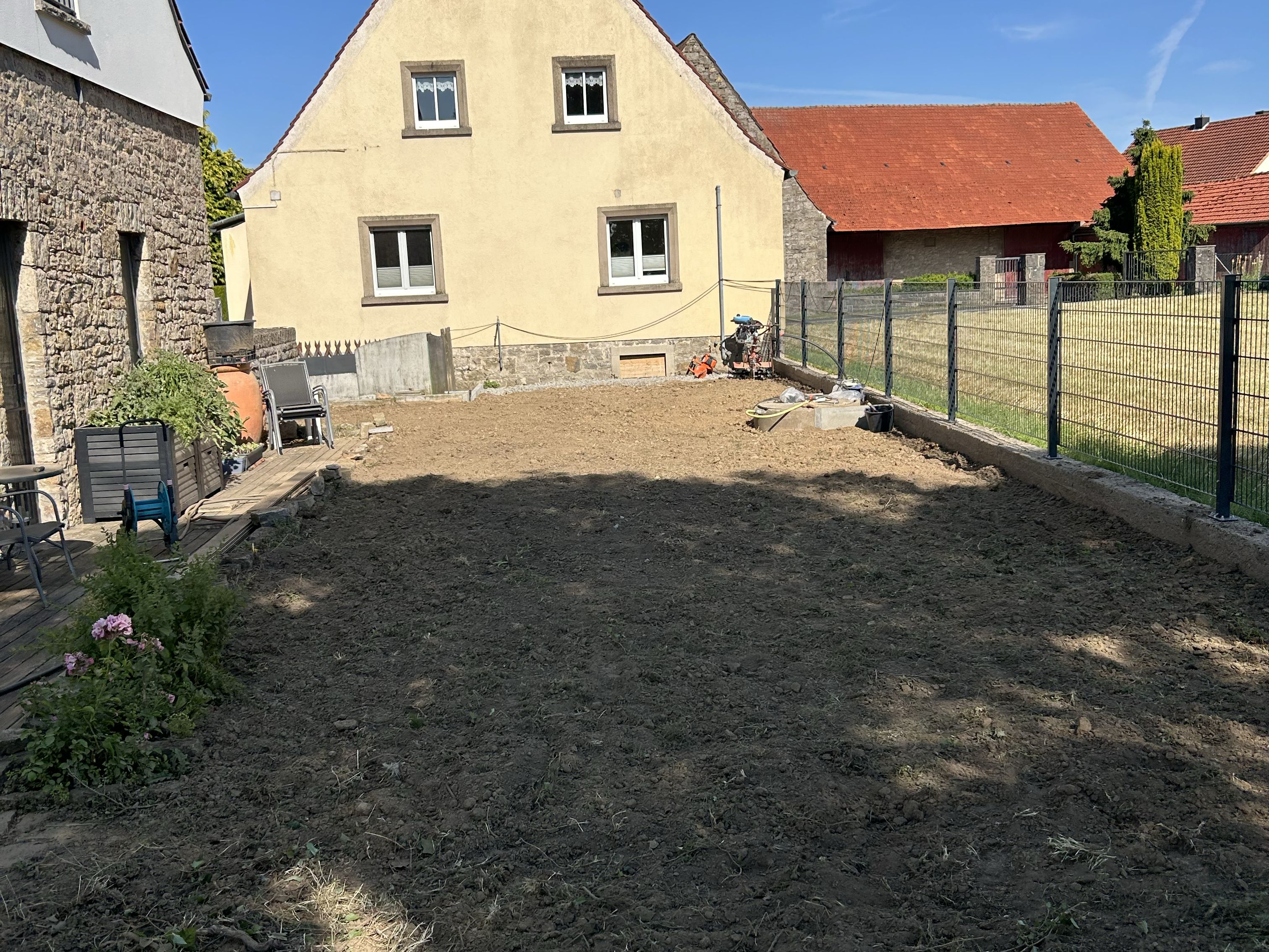 Zaunanlage in Anthrazit an einem neu angelegten Gartengrundstück