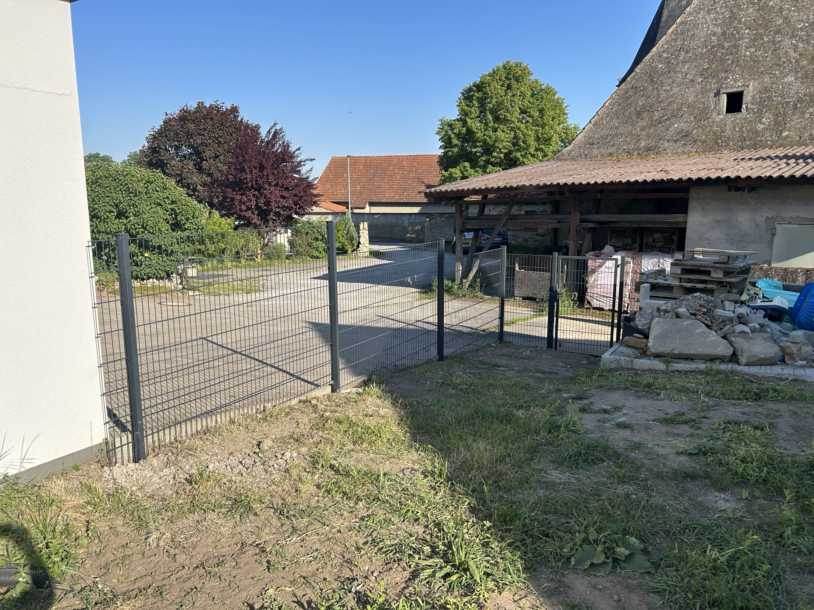 Stabmattenzaun mit integrierter Pforte